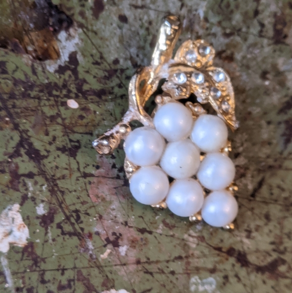 Vintage broche grapes metallic gold tone and pearl tone - Picture 14 of 16